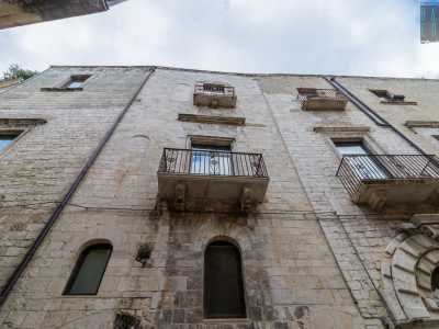 Ma anche qui si riconoscono i differenti segni del suo lontano passato, riscontrabili dalla diversa tessitura muraria. Si nota quindi sulla sinistra la struttura verticale di una casa torre del XIII secolo...
